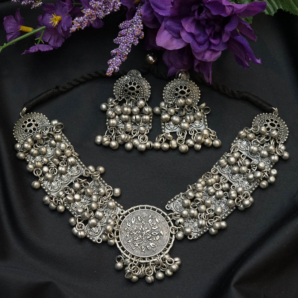 Sunayana Ghungraroo Choker Set